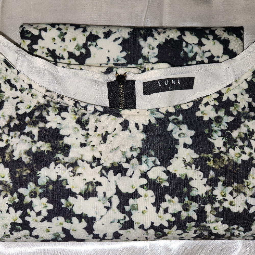 Beautiful LUNA Dress XL Green & Black Floral Pattern Peephole Back